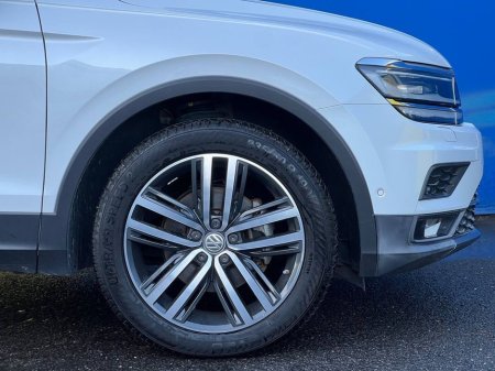 2018 Volkswagen Tiguan HIGHLINE 2.0 TDI 4MOTION // LEATHER HEATED SEATS // DIGITAL CLUSTER //360 SURROUND PARKING CAMERAS €26,900 thumbnail