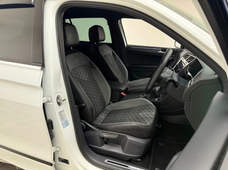 2022 Volkswagen Tiguan R-LINE 2.0 TDI 150HP €39,990 thumbnail
