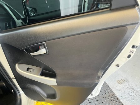 2015 Toyota Prius - thumbnail 13