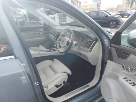 2023 Volvo XC90 T8 PHEV CORE AWD 5DR AUTO €67,950 thumbnail