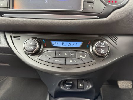 2017 Toyota Yaris - thumbnail 15