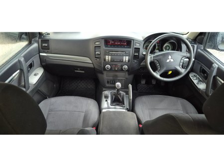 2014 Mitsubishi Pajero - thumbnail 6