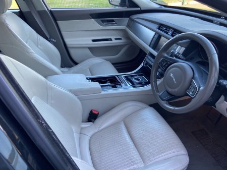 2015 Jaguar XF - view 3