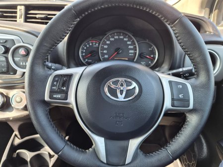 2014 Toyota Yaris - thumbnail 17