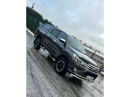 2017 Toyota Hilux  thumbnail