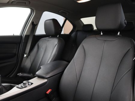 2016 BMW 3 Series - thumbnail 18