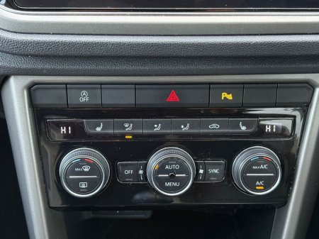 2022 Volkswagen T-Roc Design 1.0 TSI M6F 110HP 5DR €25,950 thumbnail