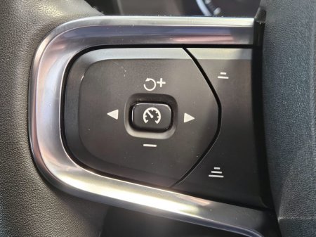 2022 Volvo XC40 - thumbnail 9