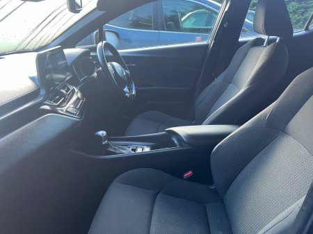 2018 Toyota C-HR 1.8 HYBRID LUNA €18,450 thumbnail