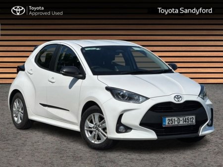 2025 Toyota Yaris HYBRID LUNA + CARBON PACK // REAR CAMERA // TOYOTA SAFETY SENSE // BLUETOOTH // AIR CON // FULL WARRANTY