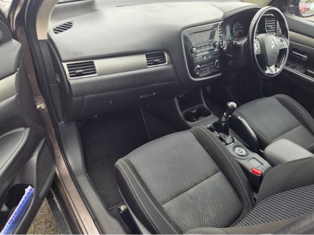 2016 Mitsubishi Outlander - thumbnail 5