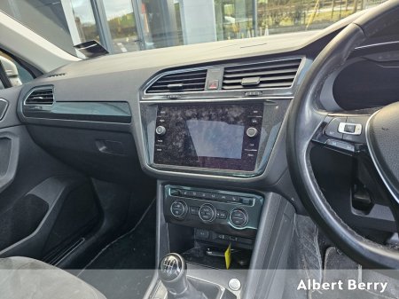 2018 Volkswagen Tiguan HIGHLINE 2.0 TDI 150HP M MANUAL 6SPEED FWD 5DR €18,950 thumbnail