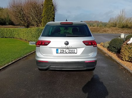 2023 Volkswagen Tiguan LIFE 2.0 TDI MANUAL 6SPEED FWD 122BHP 5 thumbnail