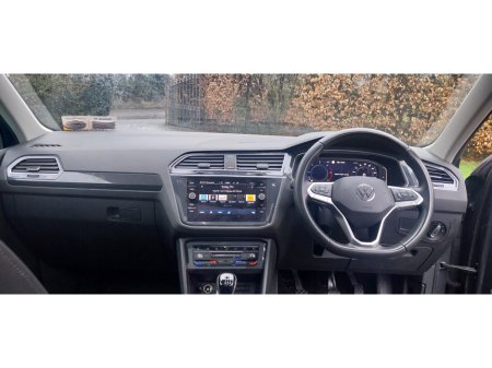 2024 Volkswagen Tiguan ELEGANCE 2.0 TDI MANUAL 6SPEED FWD 150HP 5 €41,950 thumbnail