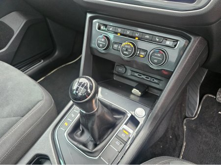 2019 Volkswagen Tiguan R-LINE 2.0 TDI MANUAL 6SPEED FWD 150HP 5DR €27,950 thumbnail