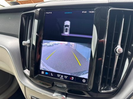 2022 Volvo XC60 B4 AWD MOMENTUM WITH EXTRAS €39,995 thumbnail