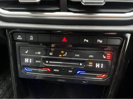 2022 Volkswagen T-Roc R-LINE AUTOMATIC 2.0 DIESEL //HIGH SPEC////HEATED SEATS//ADAPTIVE CRUISE CONTROL//KEYLESS ENTRY//REVERSE CAMERA// €29,950 thumbnail