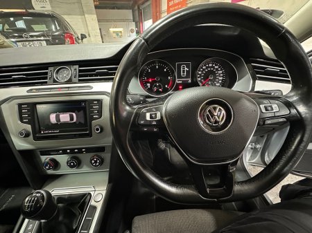 2017 Volkswagen Passat - thumbnail 9