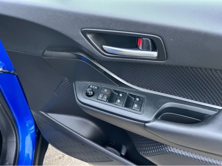 2019 Toyota C-HR 1.8 HYBRID AUTO VERY LOW KMS €19,450 thumbnail