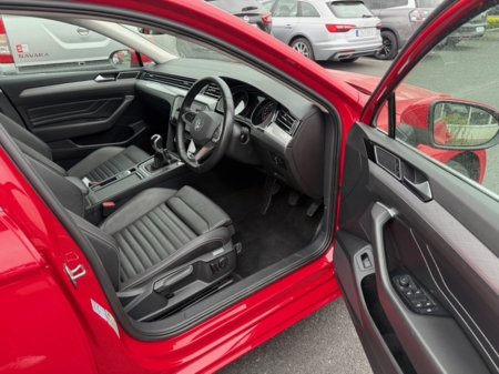 2022 Volkswagen Passat SEL TDI €32,995 thumbnail