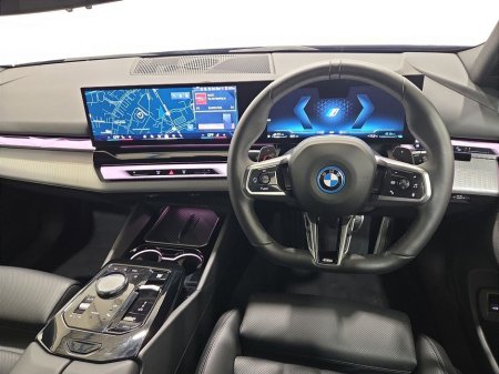 2025 BMW 5 Series - thumbnail 6