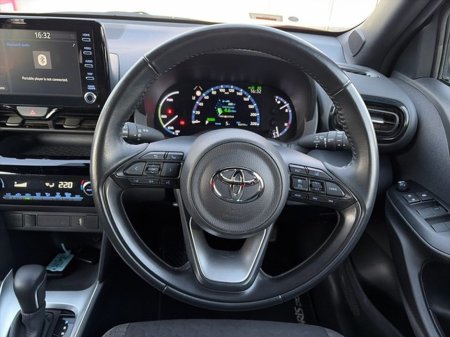 2023 Toyota Yaris Cross CROSS LUNA SPORT €28,888 thumbnail