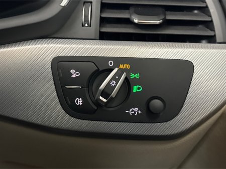 2021 Audi A4 LIMOUSINE 35 TDI 163BHP S-TRONIC**MULTIFUNCTIONAL STEERING WHEEL**CREAM LEATHER INTERIOR**FRONT HEATED SEATS**APPLE CARPLAY**REVERSE CAMERA**PARKING SENSORS**SEMI DIGITAL DASH**FINANCE AVAILABLE €29,995 thumbnail