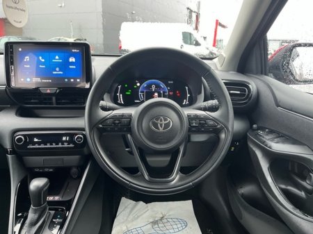 2024 Toyota Yaris YARIS HYBRID LUNA SPORT €25,950 thumbnail