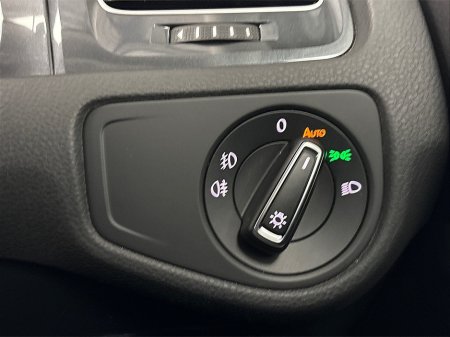 2019 Volkswagen Golf COMFORTLINE**TOUCHSCREEN MEDIA**APPLE CAR PLAY**REVERSE CAMERA**PARKING SENSORS**MULTIFUNCTIONAL STEERING WHEEL**CRUSIE CONTROL**DUAL CLIMATE**CLOTH SEATS**ELECTRIC WINDOWS**AIRCONDITIONING**ISOFIX** €19,495 thumbnail