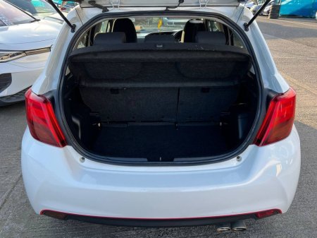 2015 Toyota Yaris - thumbnail 13