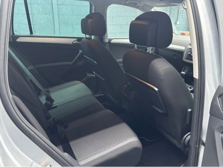 2020 Volkswagen Tiguan CL 2.0 TDI MANUAL 6SPEED FWD 150HP 5DR €24,950 thumbnail