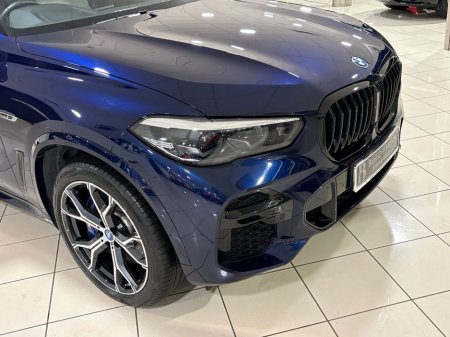 2022 BMW X5 45e M-SPORT HYBRID=TECH/COMFORT/SKY LOUNGE PACKAGES=LOW MILES//FULL BMW SERVICE HISTORY=222 REG=ORIGINAL IRISH SUPPLIED//TAILORED FINANCE PACKAGES AVA €66,995 thumbnail