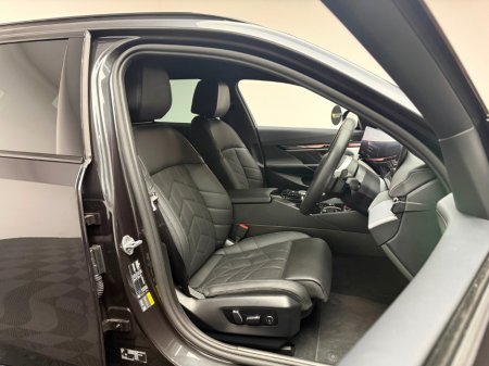 2025 BMW 5 Series - thumbnail 11