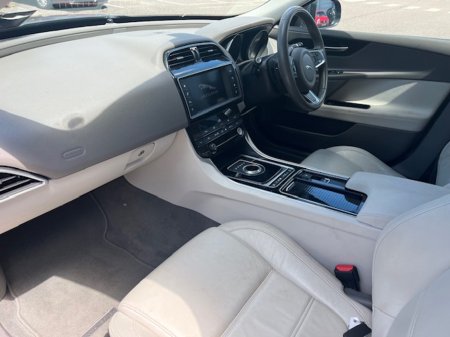 2018 Jaguar XE - thumbnail 10