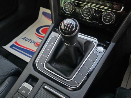 2015 Volkswagen Passat 1.6 TDI 120HP Highline €13,999 thumbnail