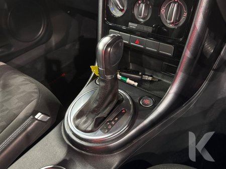 2017 Volkswagen Beetle DESIGN EDITION - COLOUR CODED INTERIOR - FACTORY ALLOYS - REVERSE CAMERA €14,950 thumbnail