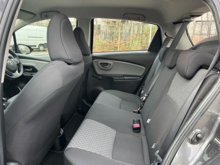 2015 Toyota Yaris - thumbnail 7