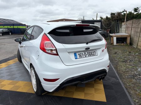 2016 Ford Fiesta - thumbnail 3