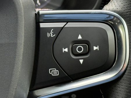 2018 Volvo XC40 D3 FWD MANUAL 150 R-DESIGN thumbnail