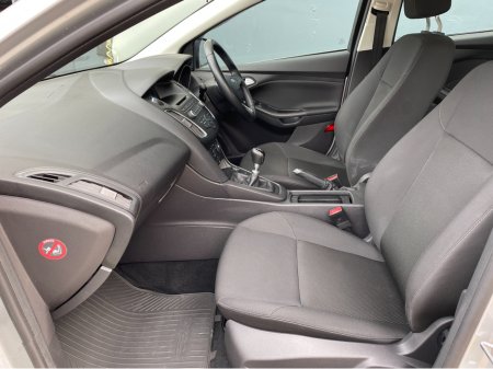 2017 Ford Focus - thumbnail 8