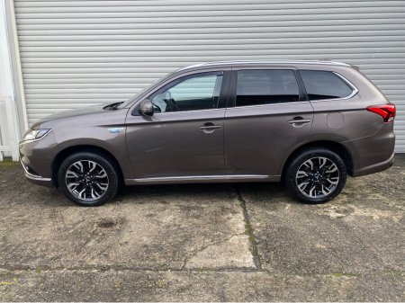 2016 Mitsubishi Outlander - thumbnail 3