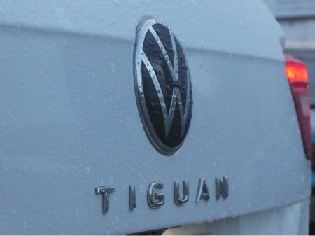 2023 Volkswagen Tiguan R-LINE 2.0 TDI MANUAL 6SPEED FWD 150HP 5DR €40,450 thumbnail
