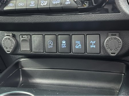 2020 Toyota Hilux 2.4 INVIN D-4D 4WD DCB 4 4DR thumbnail