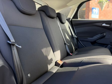 2017 Ford Focus - thumbnail 10