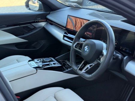 2024 BMW 5 Series - thumbnail 5