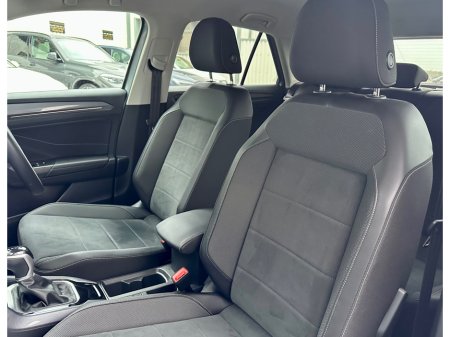 2023 Volkswagen T-Roc ++JUST 6K KML++ STYLE 1.5 TSI D7F 150HP €34,950 thumbnail