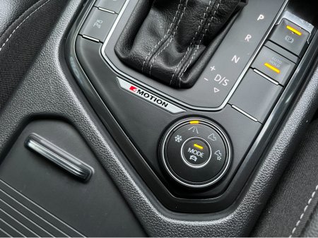 2020 Volkswagen Tiguan R-LINE 4MOTION AUTOMATIC 2.0 DIESEL //LOW MILES//HIGH SPEC//360 PARKING CAMERAS//HALF LEATHER HEATED FRONT AND REAR SEATS//KEYLESS ENTRY// €34,950 thumbnail