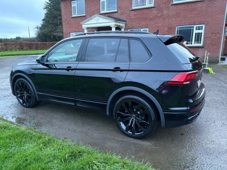 2024 Volkswagen Tiguan R-LINE 2.0 TDI AUTO 150HP BLACK EDITION €49,950 thumbnail