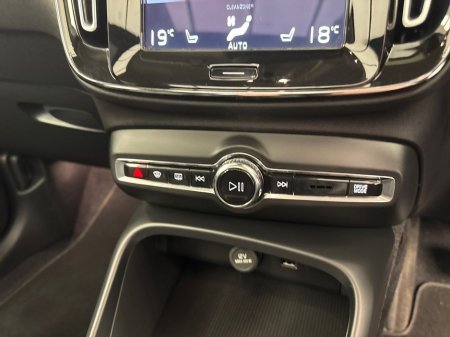 2022 Volvo XC40 - thumbnail 17