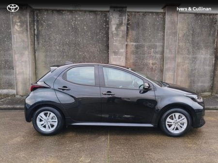 2024 Toyota Yaris YARIS 1.5 HYBRID LUNA thumbnail